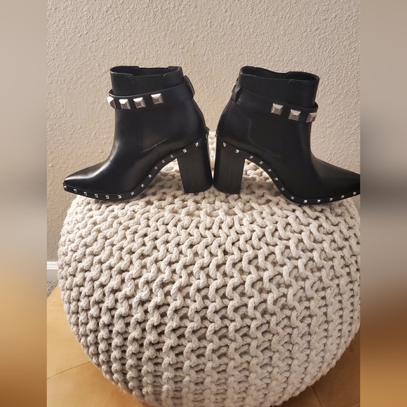 New Charles David Black Studded Bootie Boot size 6 - Picture 4 of 9